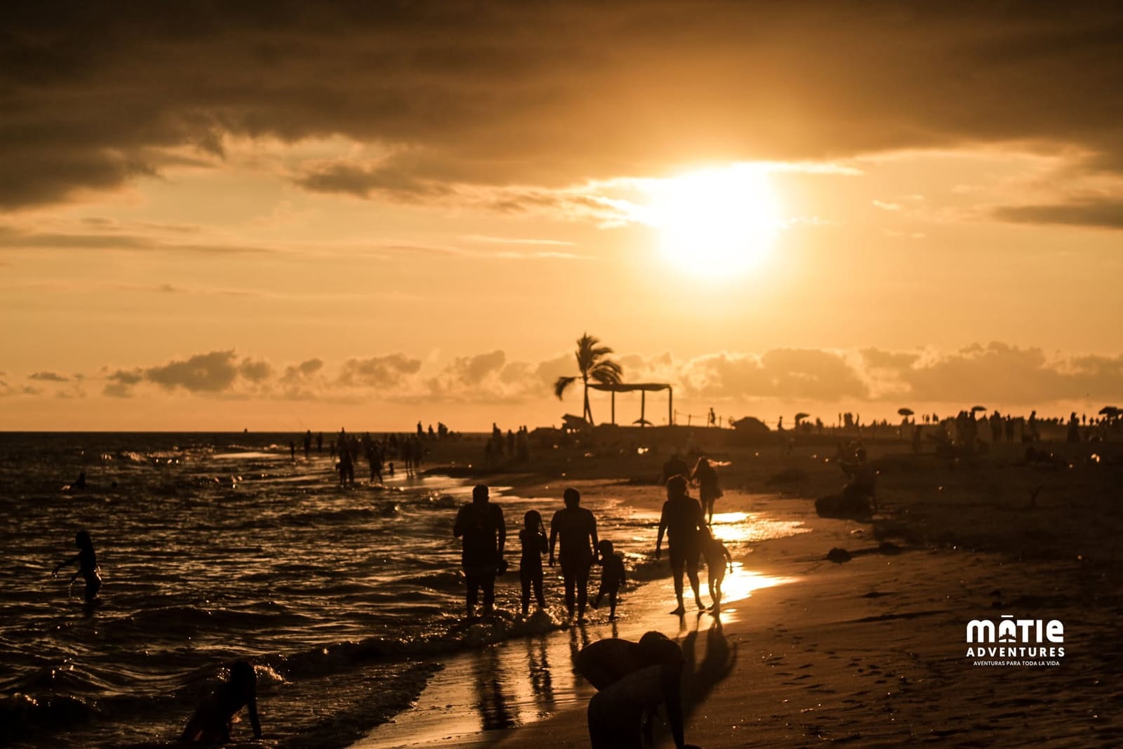 Panorámica del atardecer en la playa de Vallarta