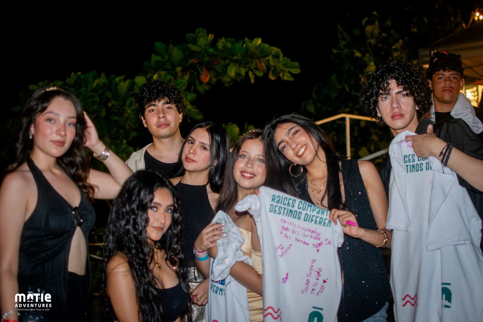 Grupo de amigos con su playera firmada de hermandad
