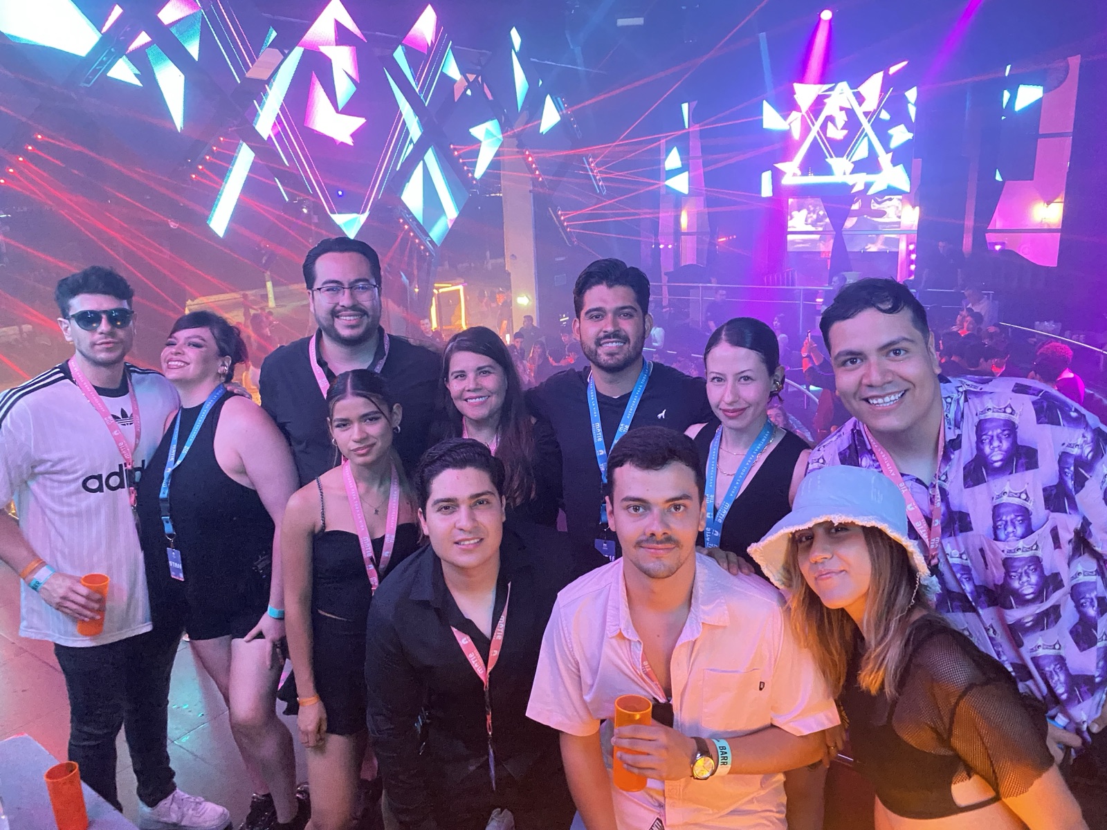 Staff MATIE con su gafete, juntos en una de las fiestas del viaje