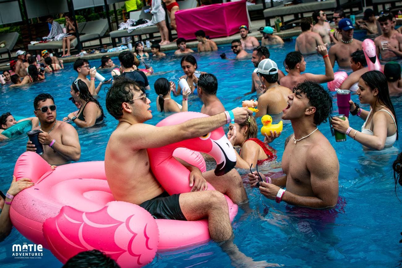 Grupo MATIE disfrutando una pool party en Vallarta